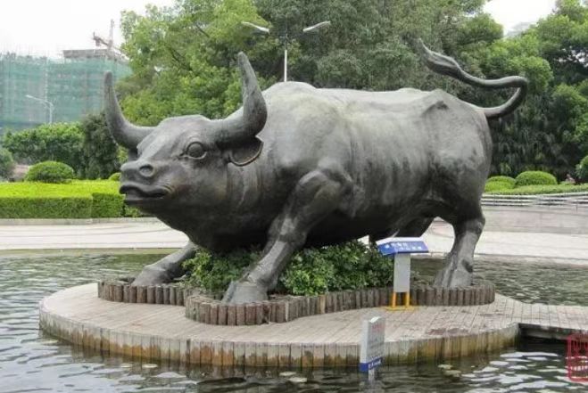 青铜牛雕塑 园林景观装饰雕像